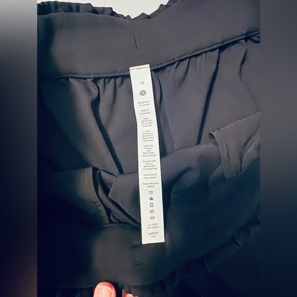 NWT Lululemon Stretch Luxtreme High-Rise Short 3.5" in Black - Picture 5 of 7